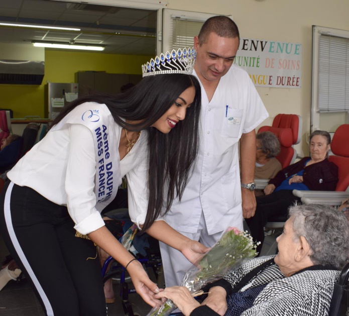 Audrey Chane Pao Kan visite les personnes âgées de l'USLD