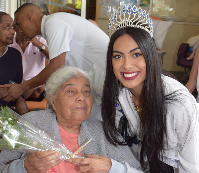 Audrey Chane Pao Kan visite les personnes âgées de l'USLD Audrey Chane Pao Kan visite les personnes âgées de l'USLD