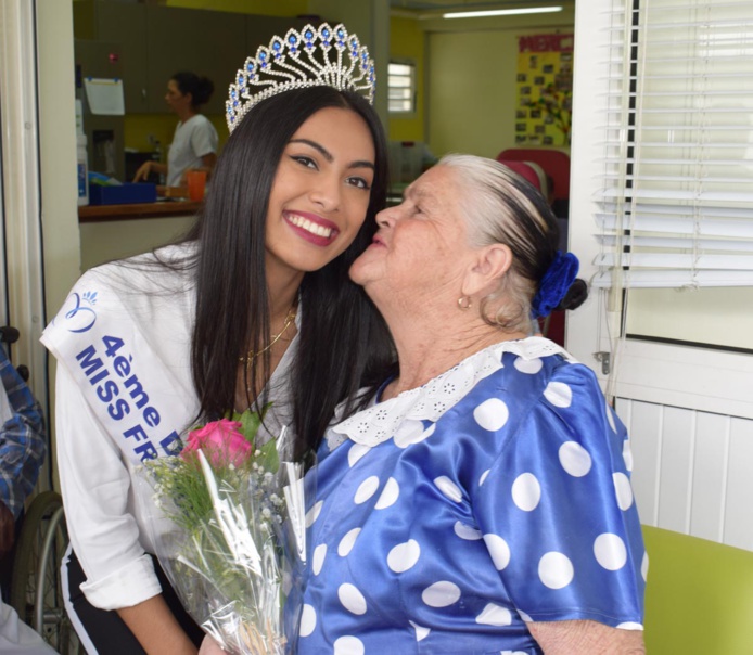 Audrey Chane Pao Kan visite les personnes âgées de l'USLD Audrey Chane Pao Kan visite les personnes âgées de l'USLD