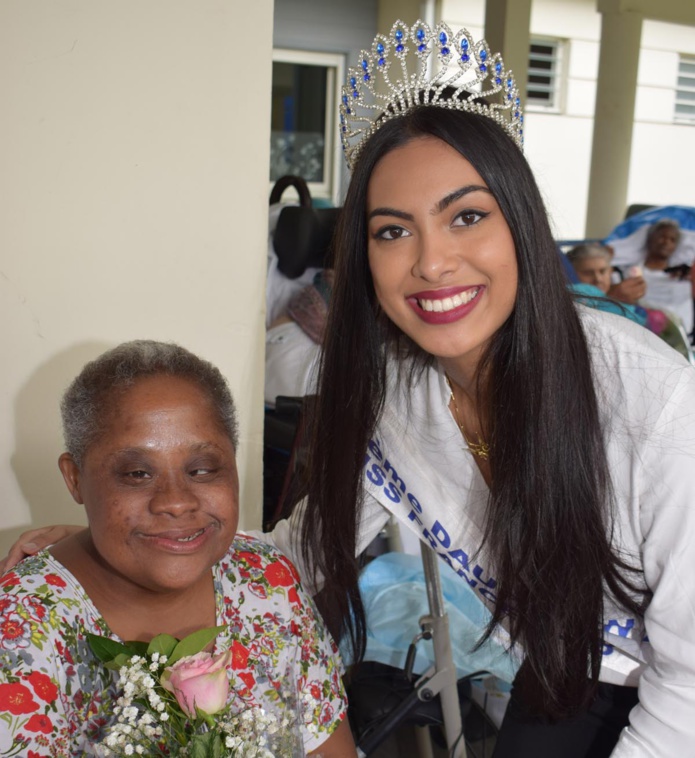 Audrey Chane Pao Kan visite les personnes âgées de l'USLD Audrey Chane Pao Kan visite les personnes âgées de l'USLD