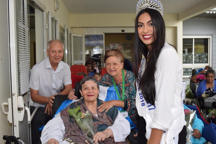 Audrey Chane Pao Kan visite les personnes âgées de l'USLD