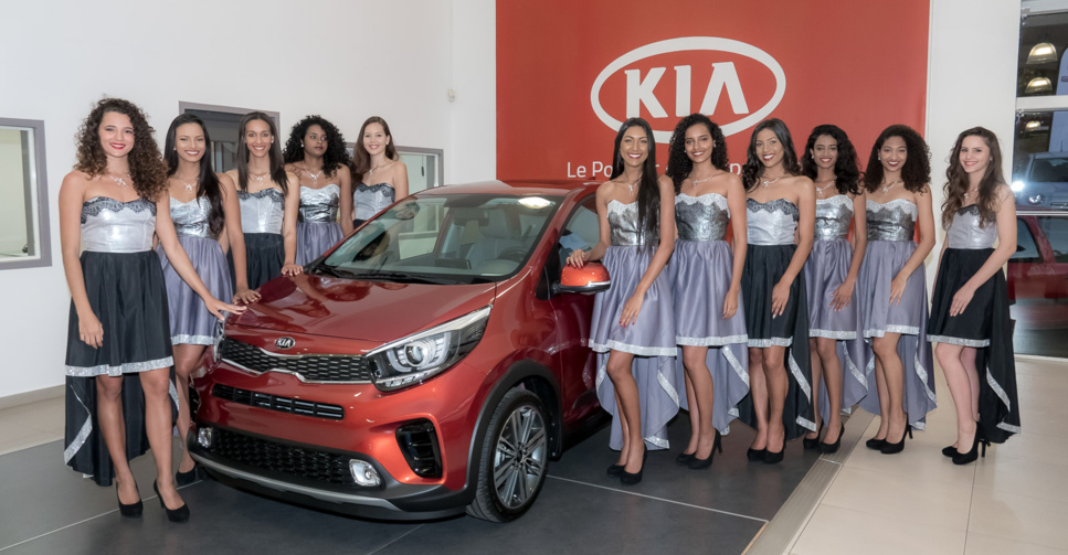 Les candidates devant la Kia Picanto Les candidates devant la Kia Picanto