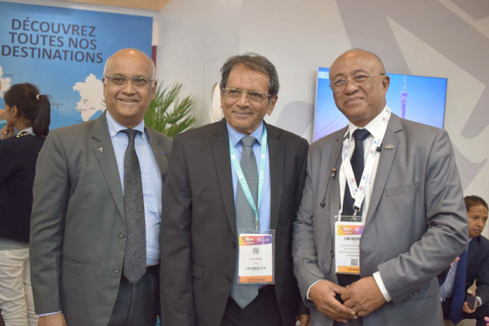 Marie Joseph Malé, président d'Air Austral, Ayub Ingar, directeur Ewa, et un dirigeant d'Air Madagascar Marie Joseph Malé, président d'Air Austral, Ayub Ingar, directeur Ewa, et un dirigeant d'Air Madagascar