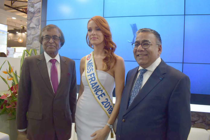 Anil Gayan, Ministre du Tourisme de Maurice, Maeva Coucke, et Donald Payen, vice-président Air Mauritius Anil Gayan, Ministre du Tourisme de Maurice, Maeva Coucke, et Donald Payen, vice-président Air Mauritius