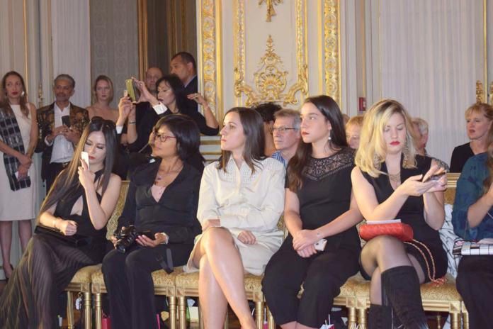Beacoup de jolies femmes à ce défilé...