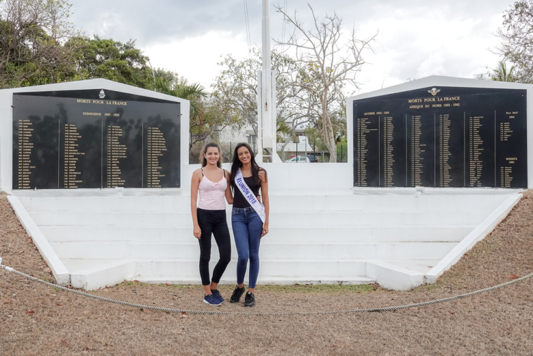 Annabelle et Morgane devant la stèle dédiée aux disparus... Annabelle et Morgane devant la stèle dédiée aux disparus...