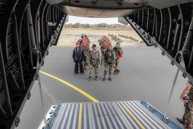 Morgane Soucramanien et Annabelle Lebreton en parachute avec le RPIMa Morgane Soucramanien et Annabelle Lebreton en parachute avec le RPIMa