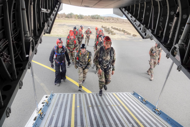 Morgane Soucramanien et Annabelle Lebreton en parachute avec le RPIMa Morgane Soucramanien et Annabelle Lebreton en parachute avec le RPIMa