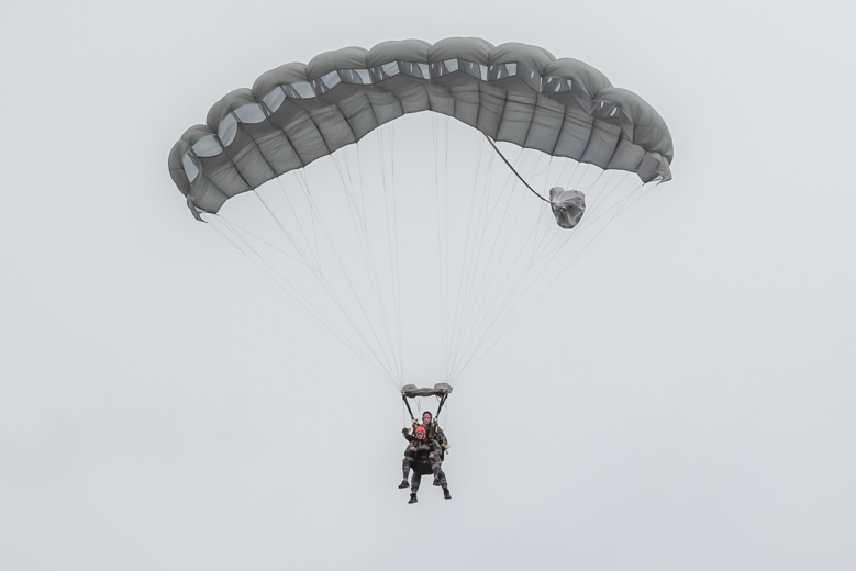 Morgane Soucramanien et Annabelle Lebreton en parachute avec le RPIMa