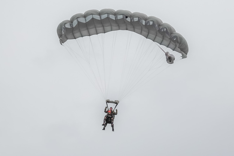 Morgane Soucramanien et Annabelle Lebreton en parachute avec le RPIMa Morgane Soucramanien et Annabelle Lebreton en parachute avec le RPIMa