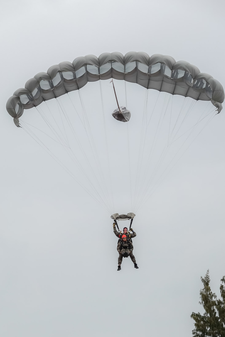 Morgane Soucramanien et Annabelle Lebreton en parachute avec le RPIMa Morgane Soucramanien et Annabelle Lebreton en parachute avec le RPIMa