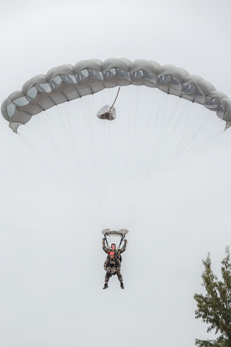 Morgane Soucramanien et Annabelle Lebreton en parachute avec le RPIMa Morgane Soucramanien et Annabelle Lebreton en parachute avec le RPIMa