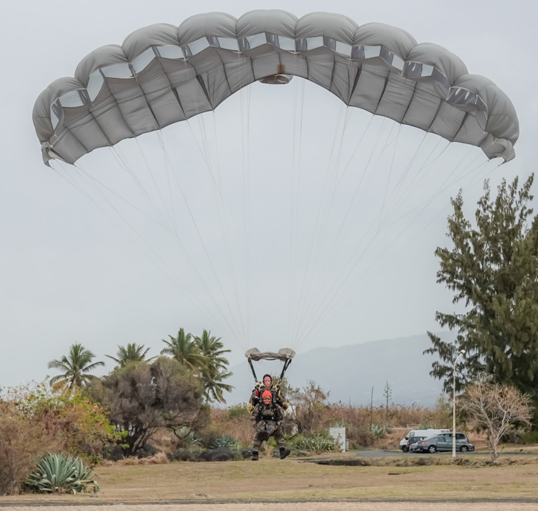 Morgane Soucramanien et Annabelle Lebreton en parachute avec le RPIMa Morgane Soucramanien et Annabelle Lebreton en parachute avec le RPIMa