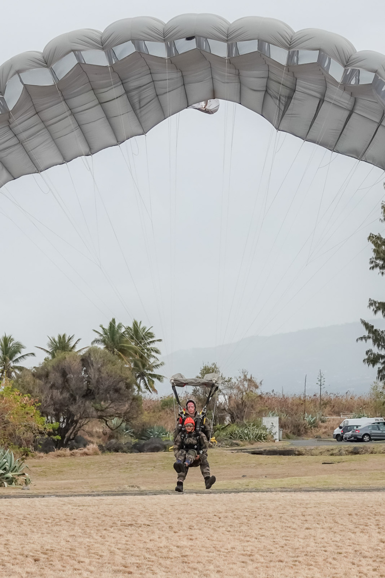 Morgane Soucramanien et Annabelle Lebreton en parachute avec le RPIMa Morgane Soucramanien et Annabelle Lebreton en parachute avec le RPIMa