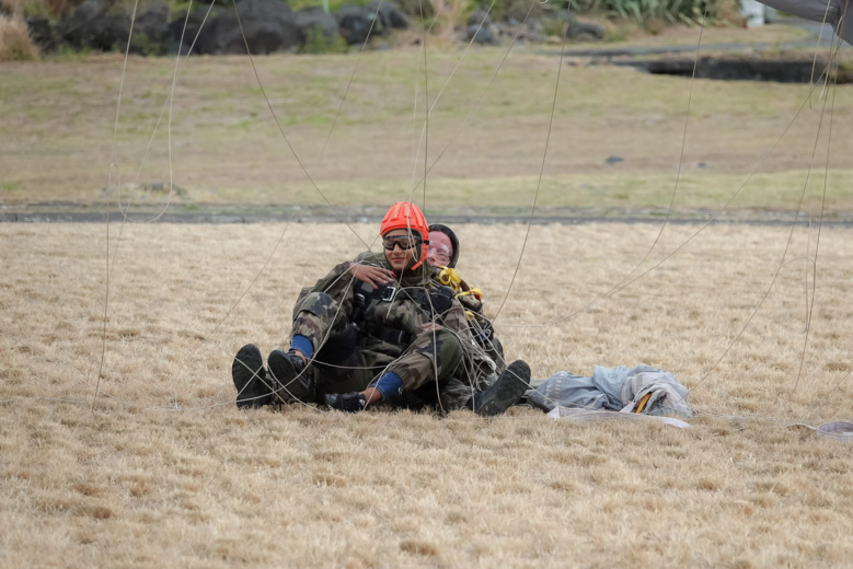 Morgane Soucramanien et Annabelle Lebreton en parachute avec le RPIMa Morgane Soucramanien et Annabelle Lebreton en parachute avec le RPIMa