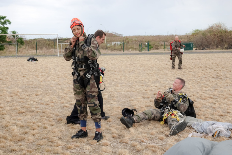 Morgane Soucramanien et Annabelle Lebreton en parachute avec le RPIMa Morgane Soucramanien et Annabelle Lebreton en parachute avec le RPIMa