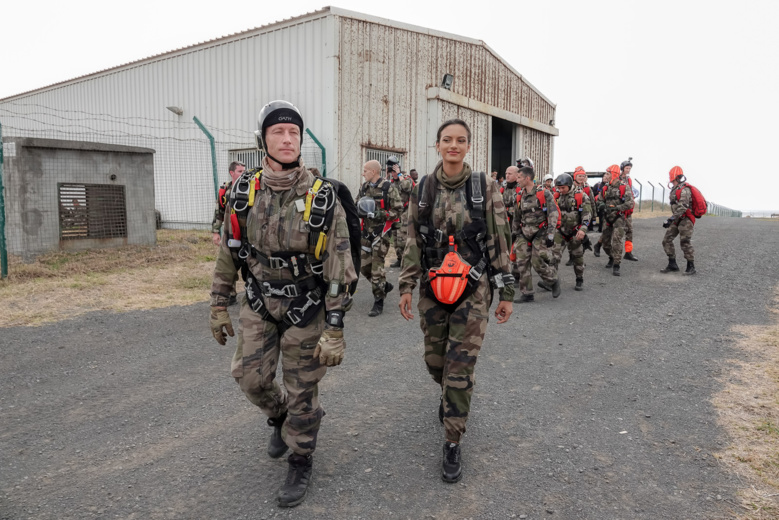 Morgane Soucramanien et Annabelle Lebreton en parachute avec le RPIMa Morgane Soucramanien et Annabelle Lebreton en parachute avec le RPIMa