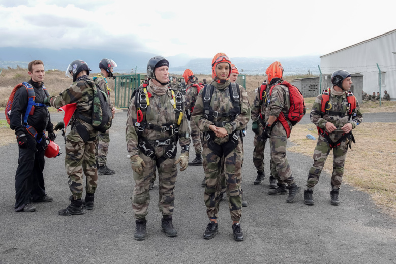 Morgane Soucramanien et Annabelle Lebreton en parachute avec le RPIMa Morgane Soucramanien et Annabelle Lebreton en parachute avec le RPIMa