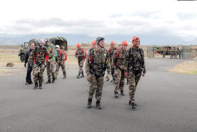 Morgane Soucramanien et Annabelle Lebreton en parachute avec le RPIMa Morgane Soucramanien et Annabelle Lebreton en parachute avec le RPIMa