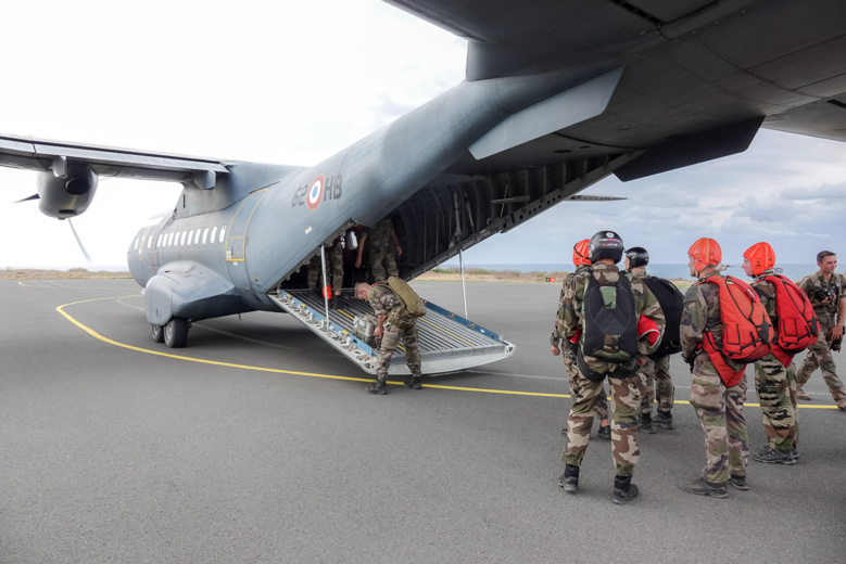 Morgane Soucramanien et Annabelle Lebreton en parachute avec le RPIMa Morgane Soucramanien et Annabelle Lebreton en parachute avec le RPIMa