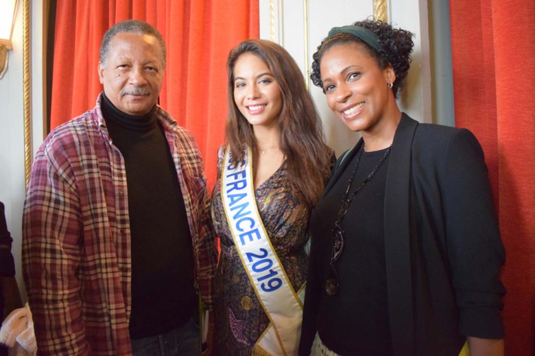 Vaimalama Chaves entourée de René Joachim, délégué Martinique, et Sandra Bisson, déléguée Guadeloupe Vaimalama Chaves entourée de René Joachim, délégué Martinique, et Sandra Bisson, déléguée Guadeloupe