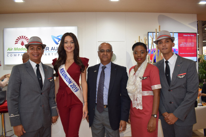 Avec Marie-Joseph Malé, président d'Air Austral, et l'équipe d'Air Austral; compagnie partenaire de Miss Réunion Avec Marie-Joseph Malé, président d'Air Austral, et l'équipe d'Air Austral; compagnie partenaire de Miss Réunion