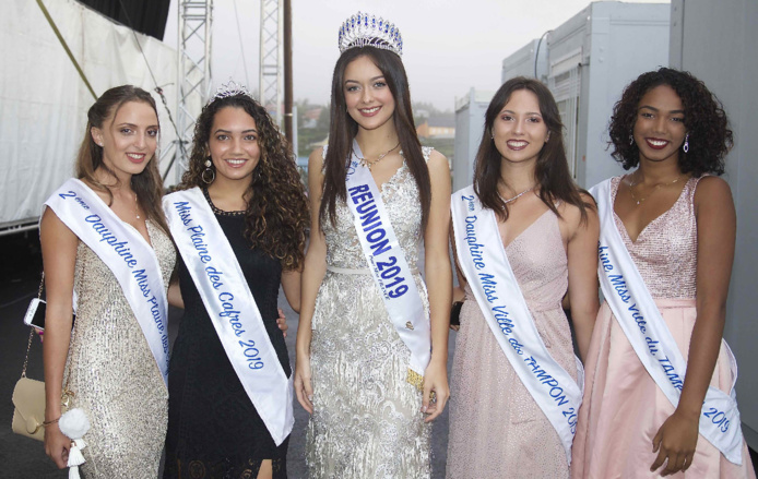 Morgane avec les Miss et dauphines 2019 de la Plaine des Cadres et du Tampon