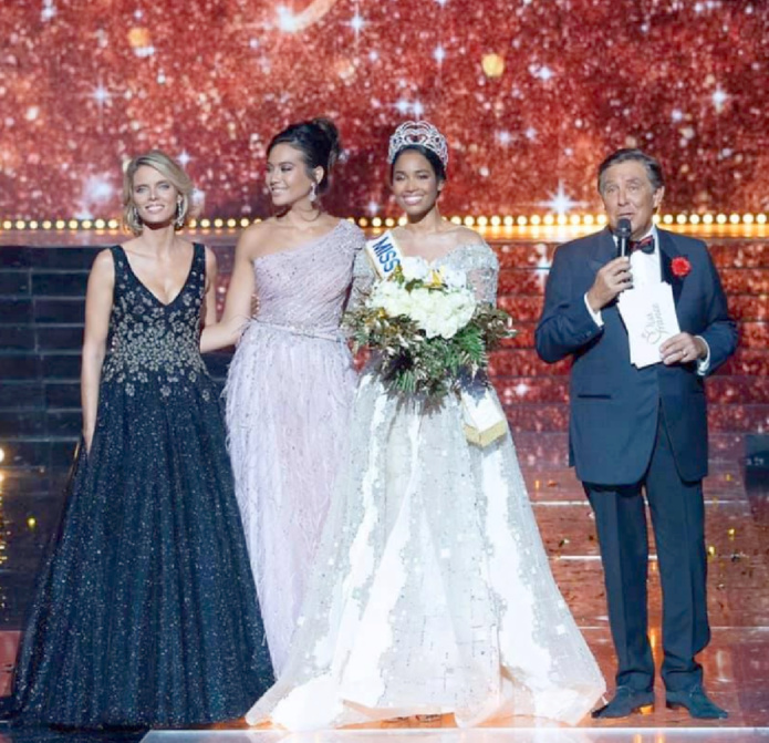 Sylvie Tellier, directrice générale Miss France Organisation, Vaimalama Chaves, Miss France 2019, Clémence Botino, Miss France 2020, et Jean-Pierre Foucault, maître de cérémonie Sylvie Tellier, directrice générale Miss France Organisation, Vaimalama Chaves, Miss France 2019, Clémence Botino, Miss France 2020, et Jean-Pierre Foucault, maître de cérémonie