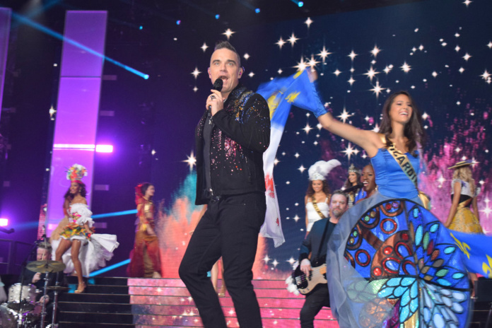 Robbie Williams sur la scène du Dôme Robbie Williams sur la scène du Dôme