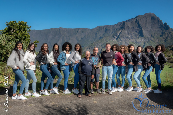 Les 12 candidates découvrent une plantation de lentilles