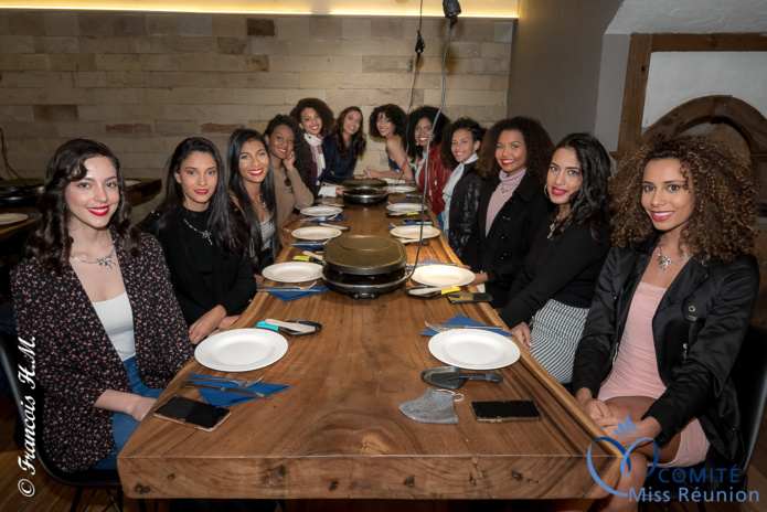 Les 12 candidates à une soirée raclette 