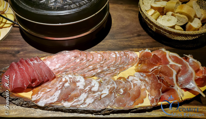 Les 12 candidates à une soirée raclette 