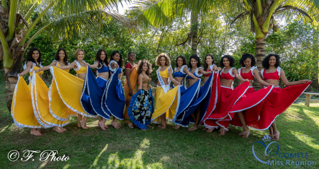 Avec Clara et Lyna en tenues folkloriques de Sabeykarathy Avec Clara et Lyna en tenues folkloriques de Sabeykarathy