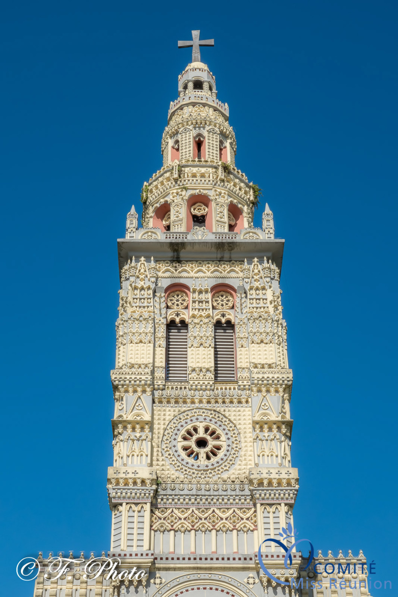 Les candidates 2021 visitent l'église atypique de Sainte-Anne Les candidates 2021 visitent l'église atypique de Sainte-Anne