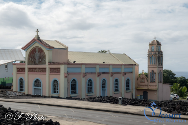 La coulée de lave est entrées à peine dans l'église et l'a contournée... La coulée de lave est entrées à peine dans l'église et l'a contournée...