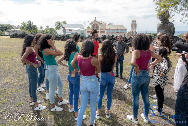 Les candidates 2021 devant Notre Dame des Laves, sur la coulée de 1977 Les candidates 2021 devant Notre Dame des Laves, sur la coulée de 1977
