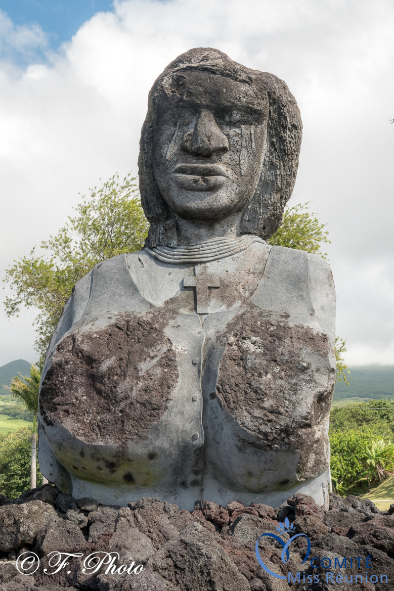 Les candidates 2021 devant Notre Dame des Laves, sur la coulée de 1977