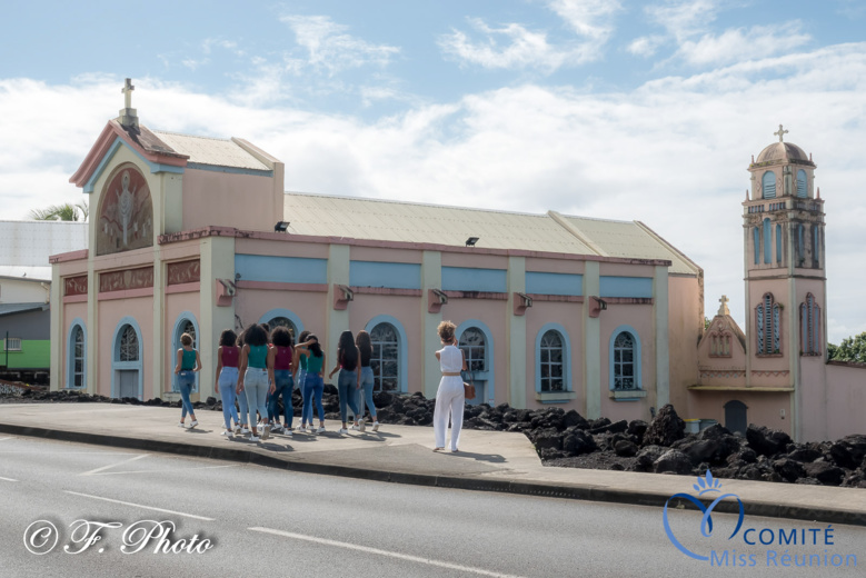 Les candidates 2021 devant Notre Dame des Laves, sur la coulée de 1977 Les candidates 2021 devant Notre Dame des Laves, sur la coulée de 1977