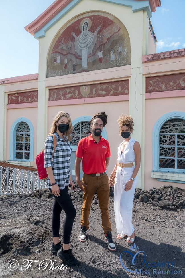 Morgane Lebon, chaperonne des candidates, Jaïro, et Lyna Boyer Morgane Lebon, chaperonne des candidates, Jaïro, et Lyna Boyer