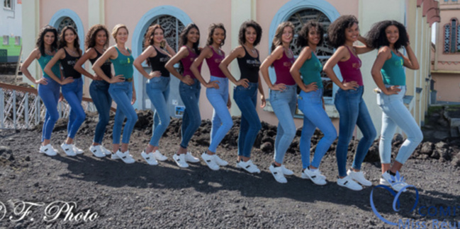 Les candidates 2021 devant Notre Dame des Laves, sur la coulée de 1977 Les candidates 2021 devant Notre Dame des Laves, sur la coulée de 1977