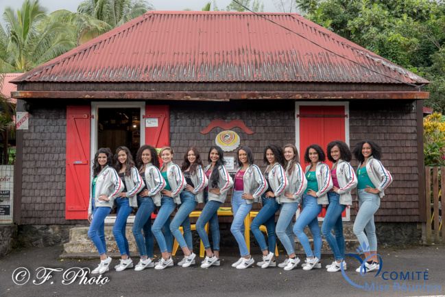 Devant le restaurant "Chez Moustache" Devant le restaurant "Chez Moustache"