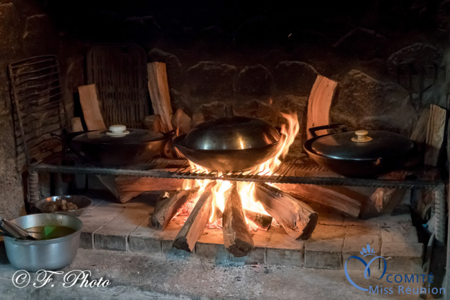 Une cuisine au feu de bois...