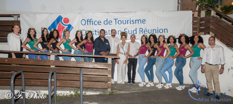 Les 12 candidates et Lyna Boyer avec l'équipe de la FRT et de l'OTI Sud