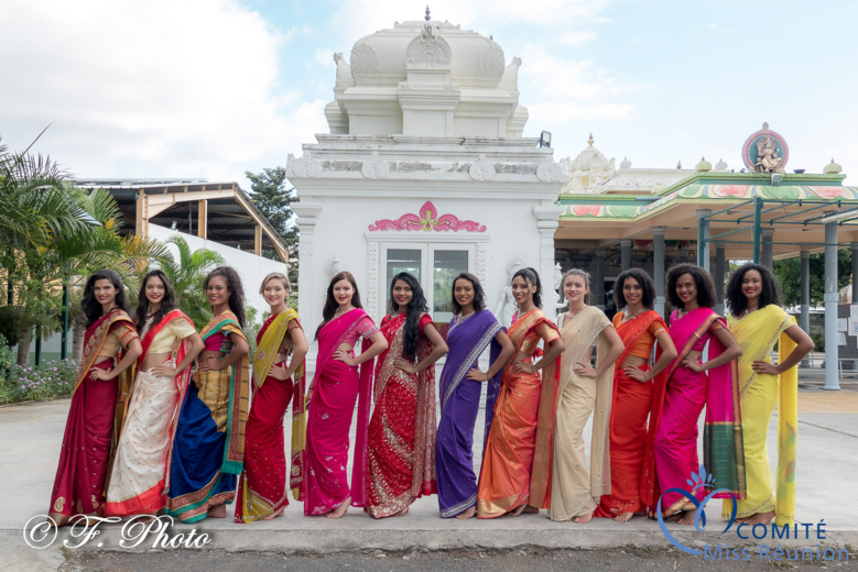 Les 12 candidates Miss Réunion 2021, magnifiques en sari et pieds nus au temple tamoul Les 12 candidates Miss Réunion 2021, magnifiques en sari et pieds nus au temple tamoul