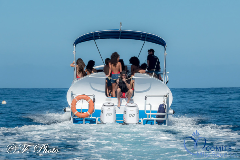 Mer bleue, ciel bleu, temps idéal pour une balade en bateau Mer bleue, ciel bleu, temps idéal pour une balade en bateau