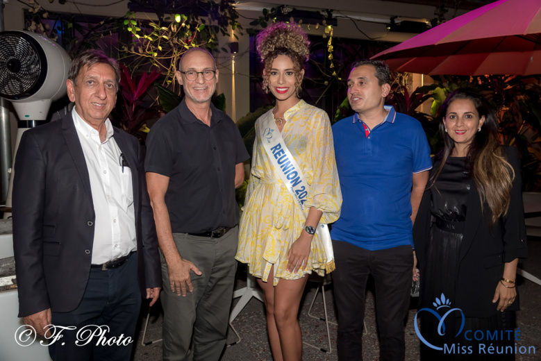 Aziz Patel, délégué Miss France, Grégory Georgopoulos, directeur du Casino de Saint-Gilles, Lyna Boyer, Miss Réunion 2020, David Aknin, directeur général SA Financière Michel Boucau, et Amida Hussein, directrice Société Miss Réunion Aziz Patel, délégué Miss France, Grégory Georgopoulos, directeur du Casino de Saint-Gilles, Lyna Boyer, Miss Réunion 2020, David Aknin, directeur général SA Financière Michel Boucau, et Amida Hussein, directrice Société Miss Réunion