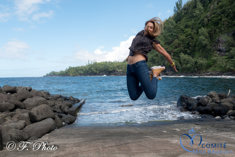 Et elle saute très haut! Bravo le photographe! Et elle saute très haut! Bravo le photographe!