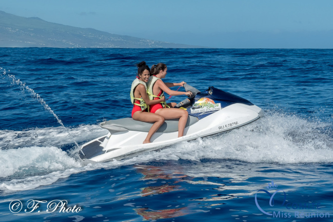 Les candidates Miss Réunion 2021 s'éclatent en jet ski ! Les candidates Miss Réunion 2021 s'éclatent en jet ski !