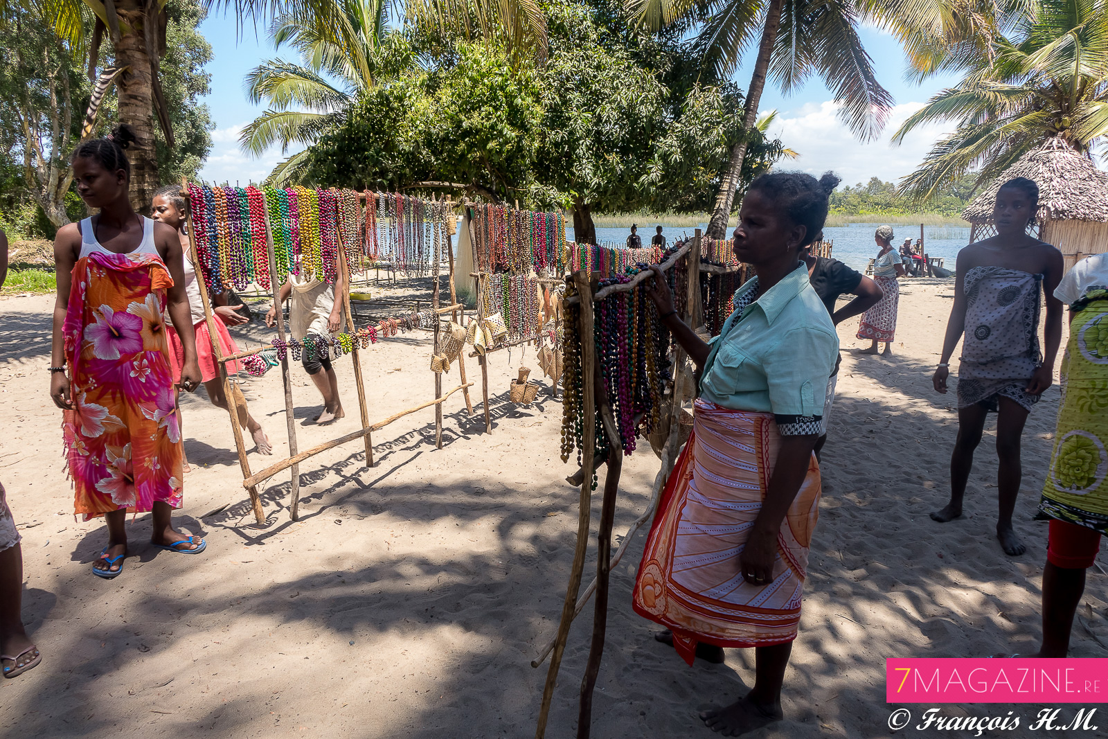 Ambre et Raïssa dans un village de pêcheurs à Madagascar