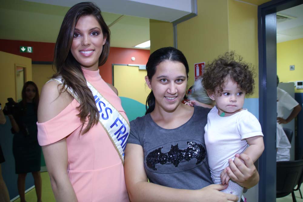 Iris Mittenaere au CHU pour les enfants malades